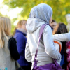 Rechtsextremismus: Männer treten auf Mädchen (14,15) mit Kopftuch ein