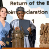 Nigerias Präsident schenkt die von Baerbock zurückgegeben Benin-Bronzen einem König